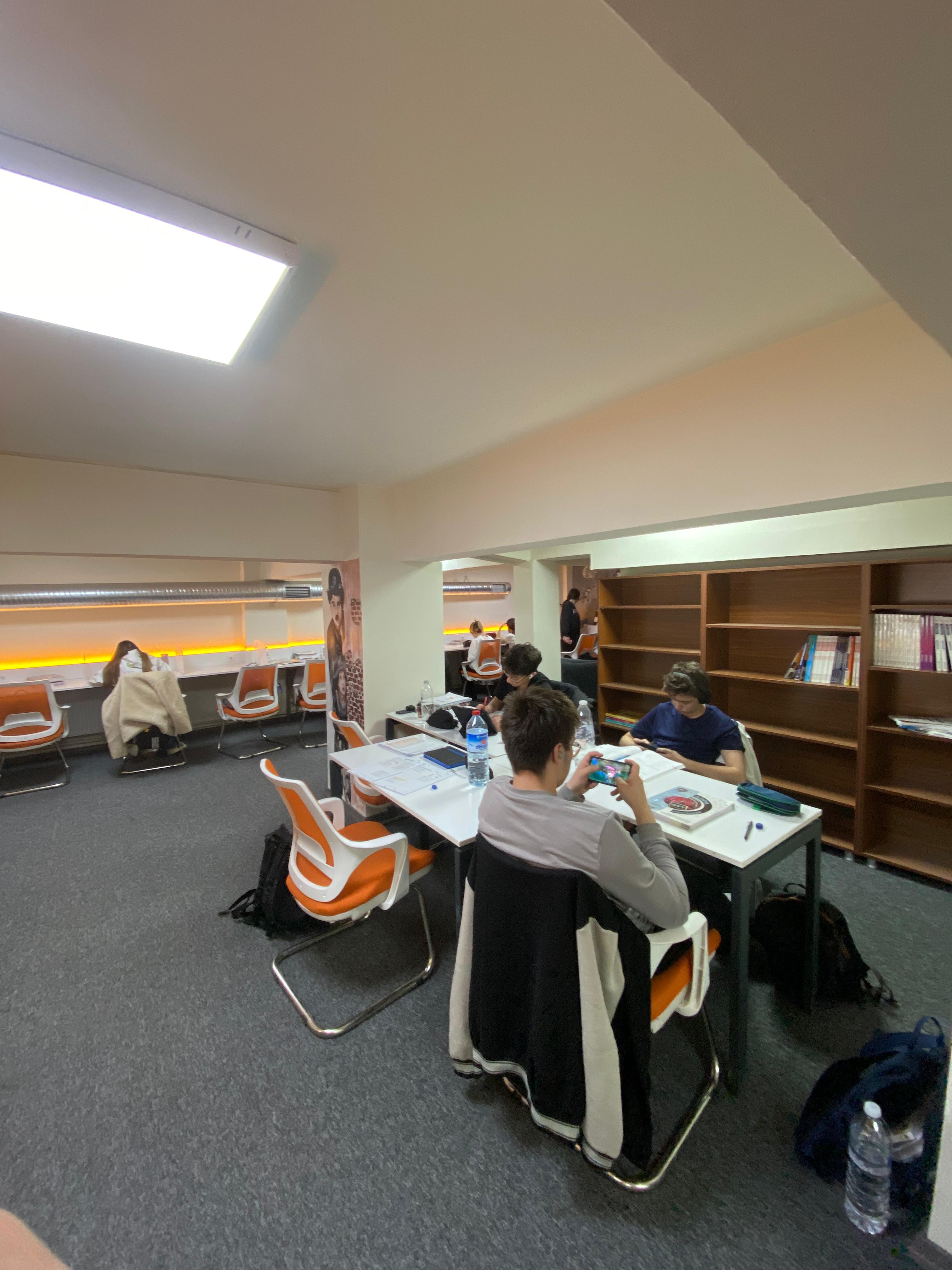 Üst Kat Kütüphane